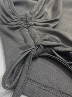 Ensemble deux pièces gris sexy pour soirée : haut asymétrique sans manches et jupe.