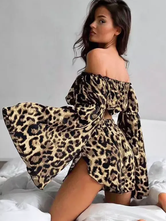 Ensemble deux pièces imprimé léopard haut bustier à manches longues et pantalon.