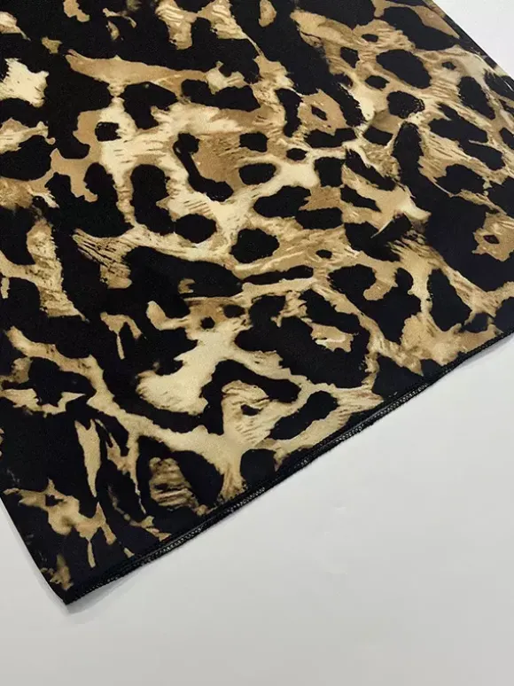 Ensemble deux pièces imprimé léopard haut bustier à manches longues et pantalon.