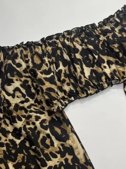 Ensemble deux pièces imprimé léopard haut bustier à manches longues et pantalon.