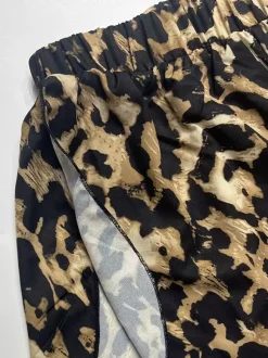 Ensemble deux pièces imprimé léopard haut bustier à manches longues et pantalon.