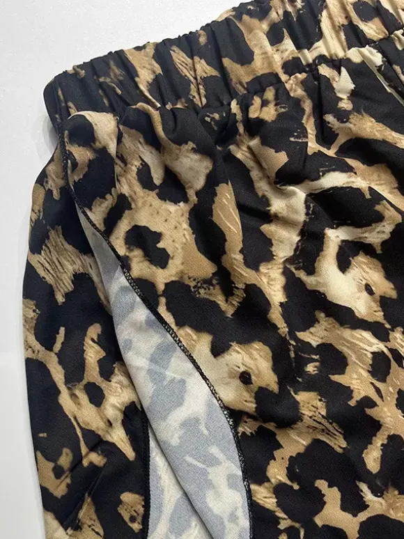 Ensemble deux pièces imprimé léopard haut bustier à manches longues et pantalon.