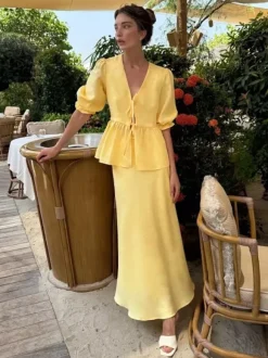 Ensemble deux pièces jaune décontracté streetwear : jupe à col V et manches bouffantes 3/4