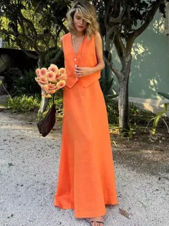 Ensemble deux pièces jupe et haut orange à boutons rétro style resort en lin col V sans manches.