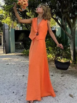 Ensemble deux pièces jupe et haut orange à boutons rétro style resort en lin col V sans manches.