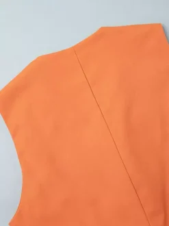 Ensemble deux pièces jupe et haut orange à boutons rétro style resort en lin col V sans manches.