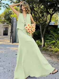 Ensemble deux pièces jupe et haut orange à boutons rétro style resort en lin col V sans manches.