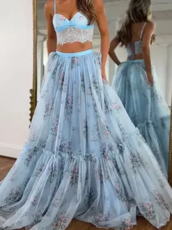 Ensemble deux pièces jupe sans manches à bretelles en dentelle chic imprimée abricot et col montant.