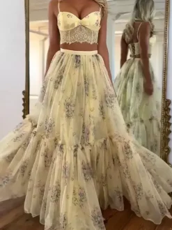 Ensemble deux pièces jupe sans manches à bretelles en dentelle chic imprimée abricot et col montant.