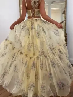 Ensemble deux pièces jupe sans manches à bretelles en dentelle chic imprimée abricot et col montant.