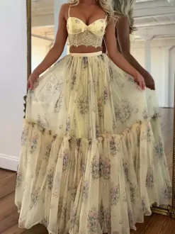 Ensemble deux pièces jupe sans manches à bretelles en dentelle chic imprimée abricot et col montant.