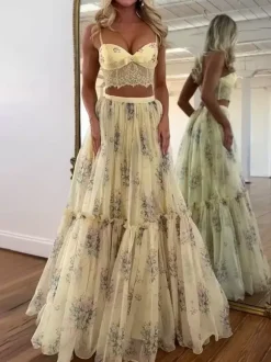 Ensemble deux pièces jupe sans manches à bretelles en dentelle chic imprimée abricot et col montant.
