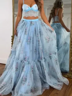 Ensemble deux pièces jupe sans manches à bretelles en dentelle chic imprimée abricot et col montant.