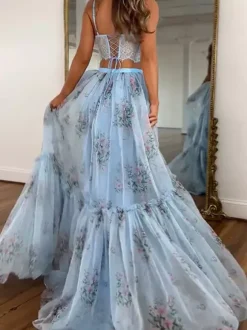 Ensemble deux pièces jupe sans manches à bretelles en dentelle chic imprimée abricot et col montant.