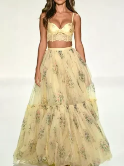 Ensemble deux pièces jupe sans manches à bretelles en dentelle chic imprimée abricot et col montant.