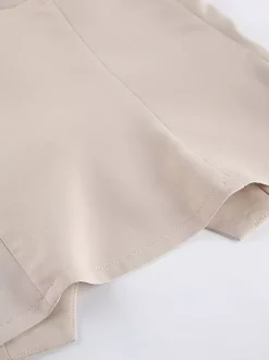 Ensemble deux pièces kaki chic pour tous les jours : pantalon sans manches à col V et haut à manches longues.