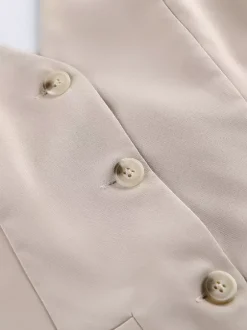 Ensemble deux pièces kaki chic pour tous les jours : pantalon sans manches à col V et haut à manches longues.