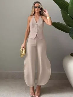 Ensemble deux pièces kaki chic pour tous les jours : pantalon sans manches à col V et haut à manches longues.