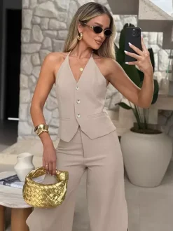 Ensemble deux pièces kaki chic pour tous les jours : pantalon sans manches à col V et haut à manches longues.