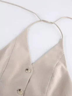 Ensemble deux pièces kaki chic pour tous les jours : pantalon sans manches à col V et haut à manches longues.