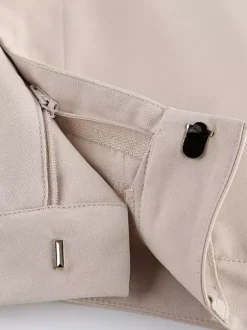 Ensemble deux pièces kaki chic pour tous les jours : pantalon sans manches à col V et haut à manches longues.