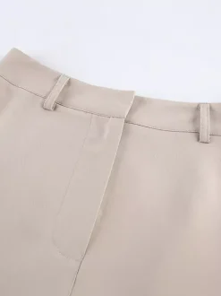 Ensemble deux pièces kaki chic pour tous les jours : pantalon sans manches à col V et haut à manches longues.