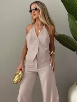 Ensemble deux pièces kaki chic pour tous les jours : pantalon sans manches à col V et haut à manches longues.