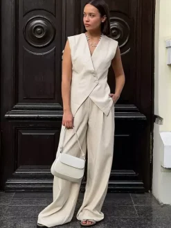 Ensemble deux pièces kaki chic décontracté au quotidien : haut sans manches en lin à col V et pantalon.