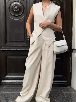 Ensemble deux pièces kaki chic décontracté au quotidien : haut sans manches en lin à col V et pantalon.