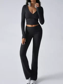 Ensemble deux pièces manches longues pour femme - Haut court ajusté à col en V et pantalon évasé style yoga - Collection printemps 2026