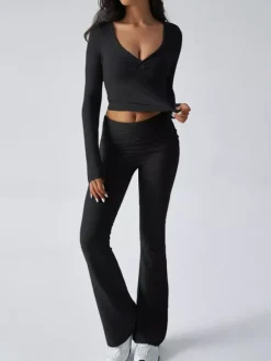 Ensemble deux pièces manches longues pour femme - Haut court ajusté à col en V et pantalon évasé style yoga - Collection printemps 2026
