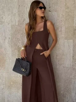 Ensemble deux pièces marron sans manches débardeur et pantalon.