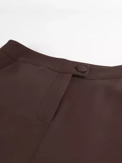 Ensemble deux pièces marron sans manches débardeur et pantalon.