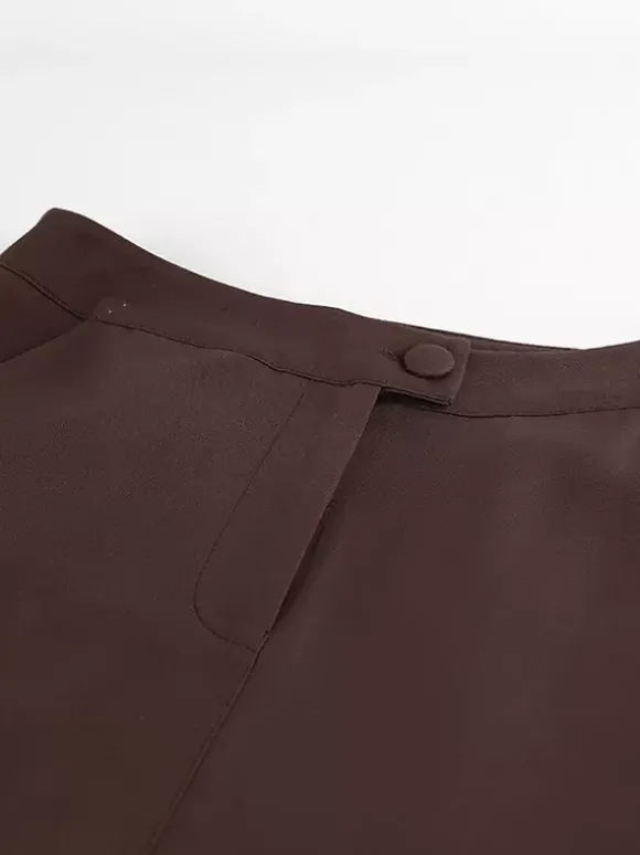 Ensemble deux pièces marron sans manches débardeur et pantalon.