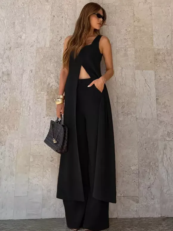 Ensemble deux pièces marron sans manches débardeur et pantalon.