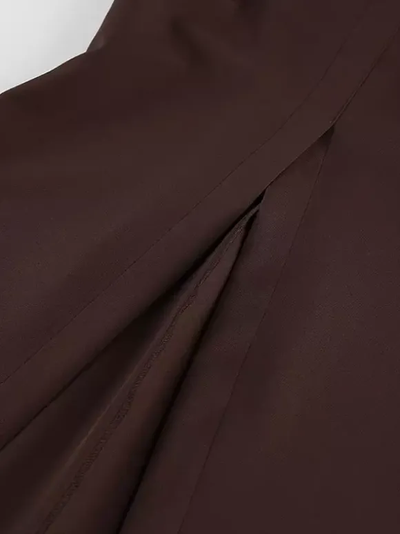 Ensemble deux pièces marron sans manches débardeur et pantalon.