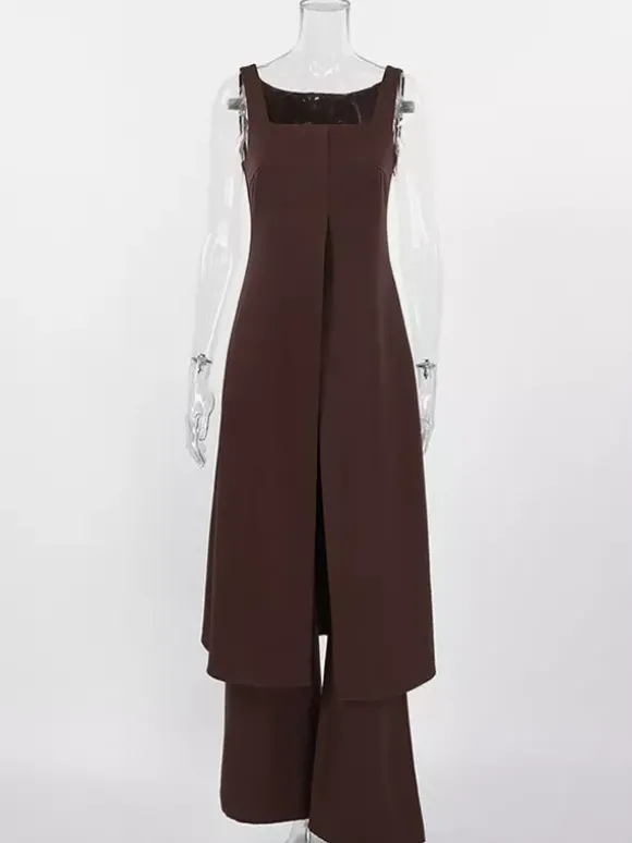 Ensemble deux pièces marron sans manches débardeur et pantalon.