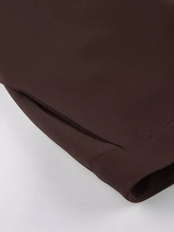 Ensemble deux pièces marron sans manches débardeur et pantalon.