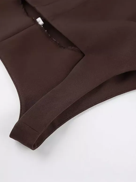 Ensemble deux pièces marron sans manches débardeur et pantalon.