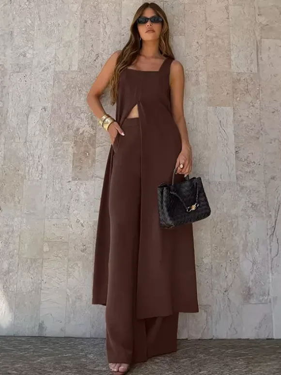 Ensemble deux pièces marron sans manches débardeur et pantalon.