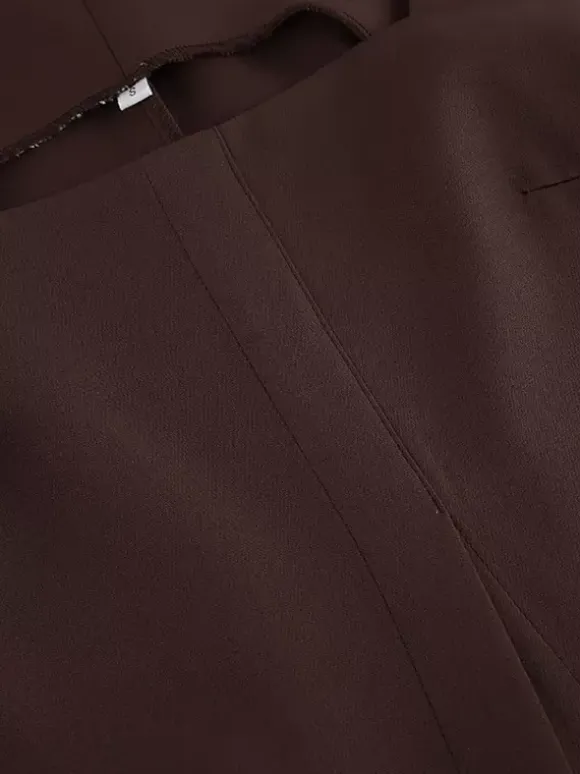 Ensemble deux pièces marron sans manches débardeur et pantalon.