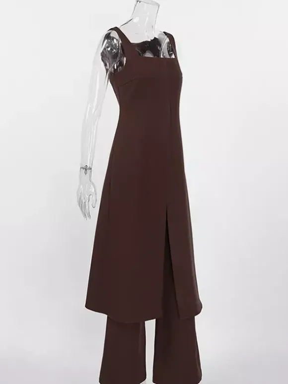 Ensemble deux pièces marron sans manches débardeur et pantalon.