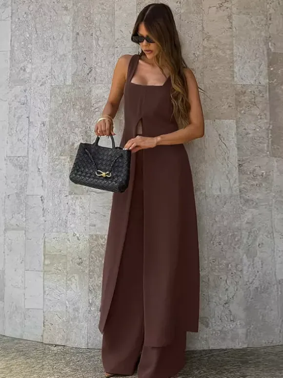 Ensemble deux pièces marron sans manches débardeur et pantalon.