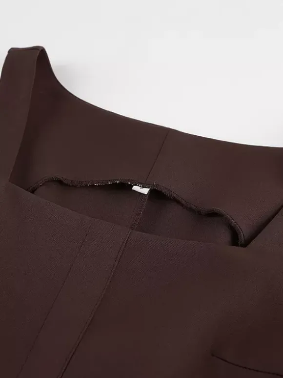 Ensemble deux pièces marron sans manches débardeur et pantalon.