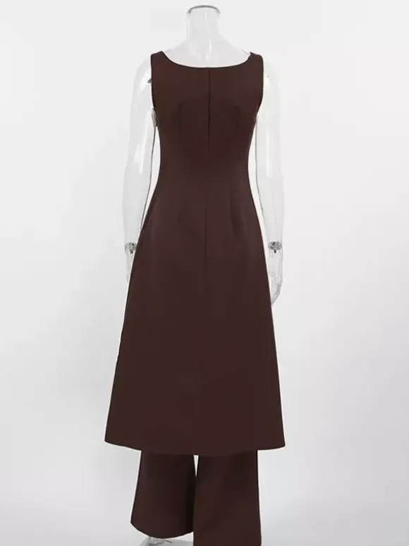 Ensemble deux pièces marron sans manches débardeur et pantalon.