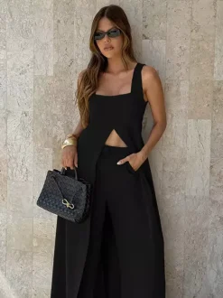 Ensemble deux pièces marron sans manches débardeur et pantalon.