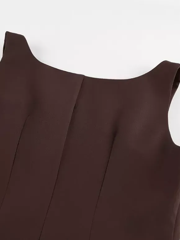 Ensemble deux pièces marron sans manches débardeur et pantalon.