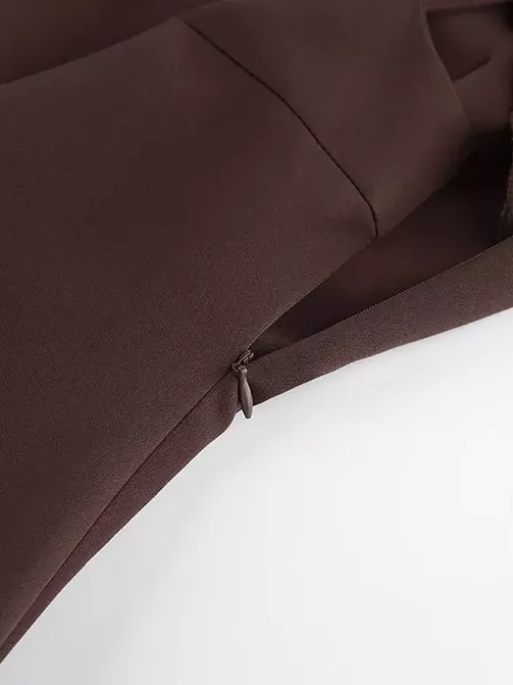 Ensemble deux pièces marron sans manches débardeur et pantalon.