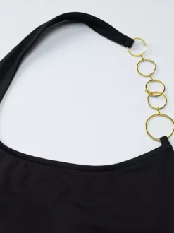 Ensemble deux pièces noir style resort avec chaînes jupe asymétrique sexy sans manches à dos nu.