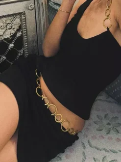 Ensemble deux pièces noir style resort avec chaînes jupe asymétrique sexy sans manches à dos nu.